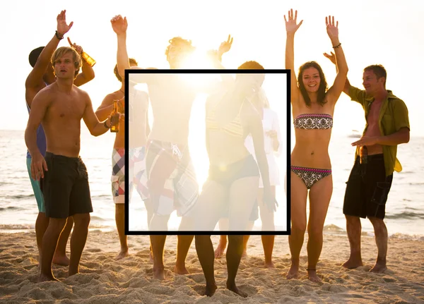 Група людей на пляжі — стокове фото