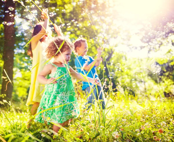 Niños pequeños jugando juntos al aire libre —  Fotos de Stock