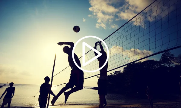 Persone che giocano a beach volley — Foto Stock