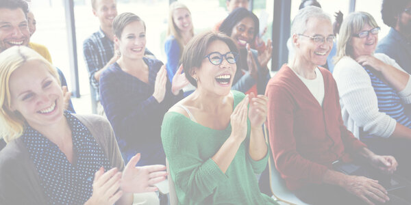 Счастливая аудитория хлопает
