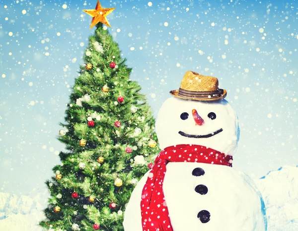 Real Snowman near christmas tree — Stock Photo, Image
