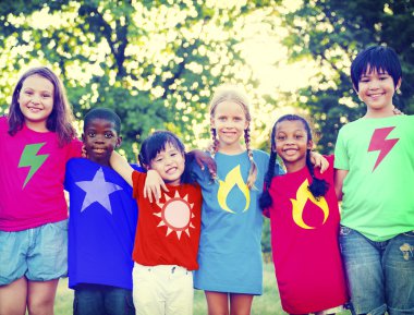 çok ırklı çocuklar açık havada