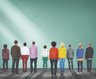 Bir grup insan ayakta, arkadan görünüş