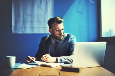 Ofiste çalışan iş adamı