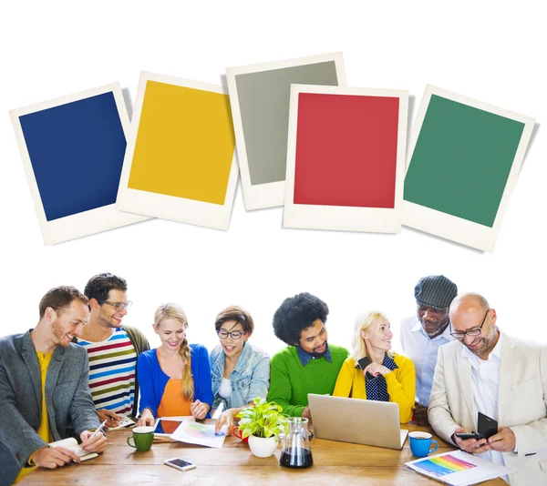 Affärsmän på mötet och Polaroid papper — Stockfoto