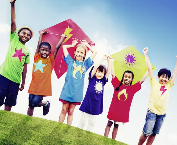 Kinderen spelen met Flying vliegers — Stockfoto