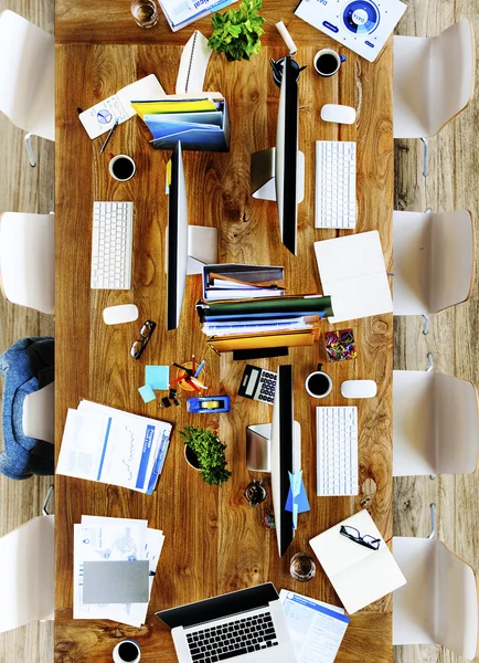 Rommelig bureau-vergadertafel — Stockfoto