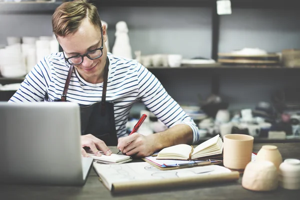 Ambachtsman werken in zijn atelier — Stockfoto