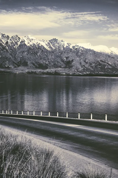 Road With Lake And Mountain Range — Stock Photo, Image
