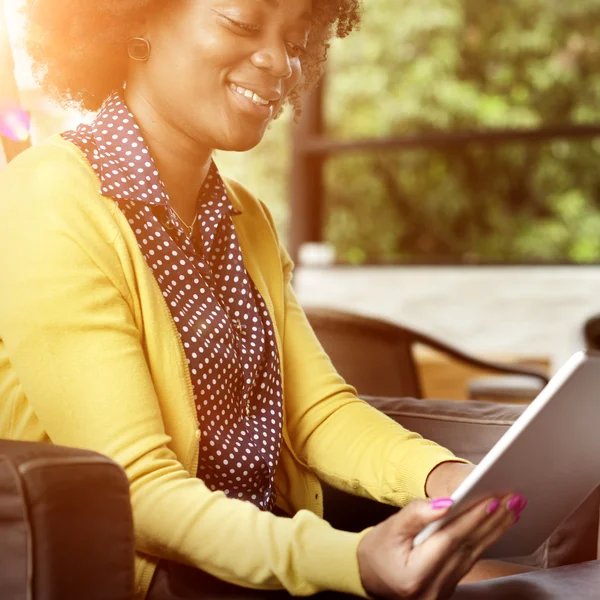 Vrouw die digitale tablet gebruikt — Stockfoto