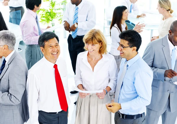 Uomini d'affari che lavorano in ufficio — Foto Stock