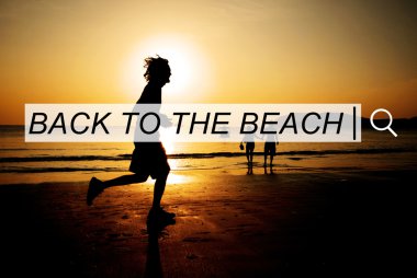 İnsanlar sahilde dinleniyor.  