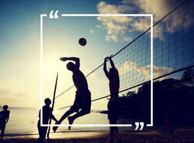 Plaj voleybolu oynayanlar