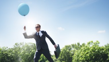 Balon ile neşeli işadamı