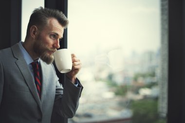 Ofiste çalışan adam.