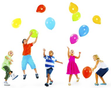 Çocuklar balonlarla oynuyor