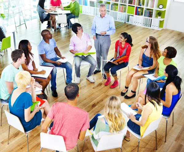 Studenten studeren in het klaslokaal — Stockfoto