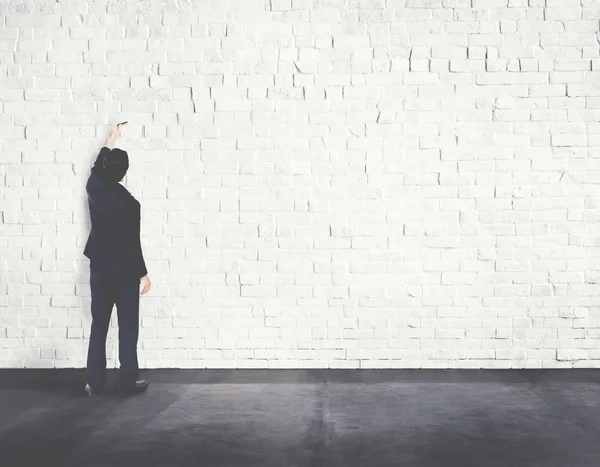 Businessman stands near wall — Stock Photo, Image