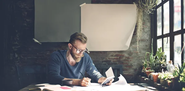 Homem trabalhando no escritório — Fotografia de Stock