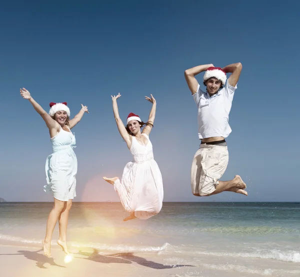 Pessoas celebrando o Natal na praia — Fotografia de Stock
