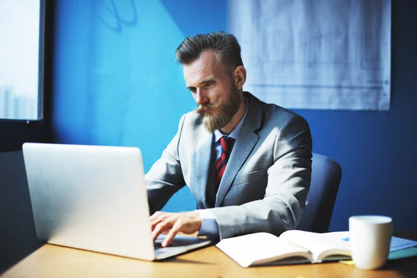 Homme travaillant au bureau — Photo