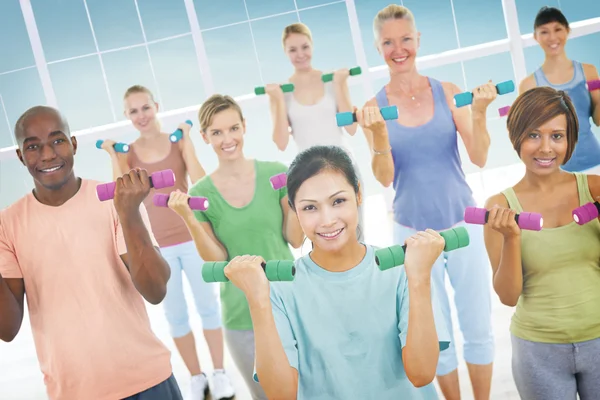 Pessoas saudáveis no treinamento de fitness — Fotografia de Stock