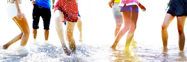 Różnych ludzi w lato plaża — Zdjęcie stockowe