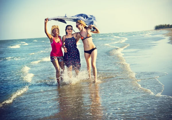 Ženy jdou po moři drží šál — Stock fotografie