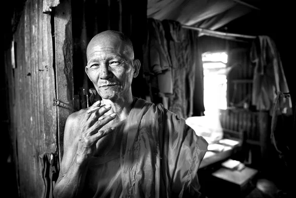 Κάπνισμα μοναχός στο μοναστήρι — Φωτογραφία Αρχείου