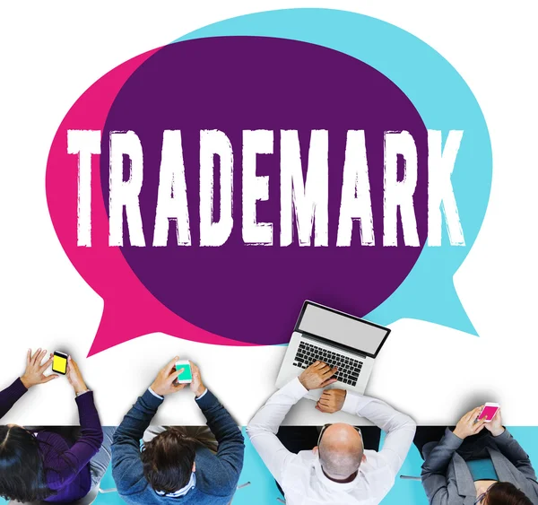 Orang menggunakan perangkat Konsep Trademark — Stok Foto