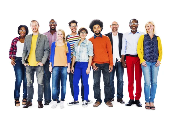 Grupp av olika människor som står tillsammans — Stockfoto