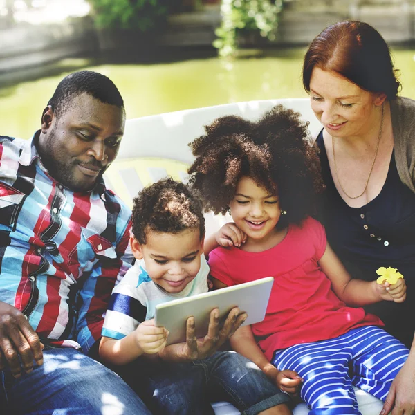 Familia Relájese al aire libre — Foto de Stock