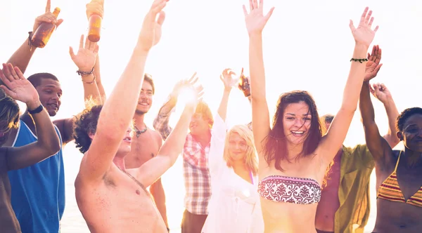 Jeunes adultes faisant la fête sur la plage — Photo