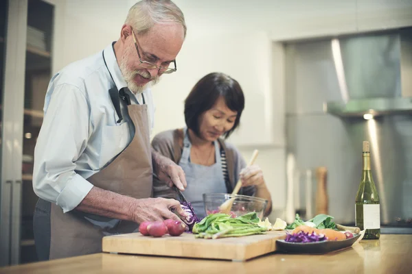 Cocina en pareja en la cocina — Foto de Stock