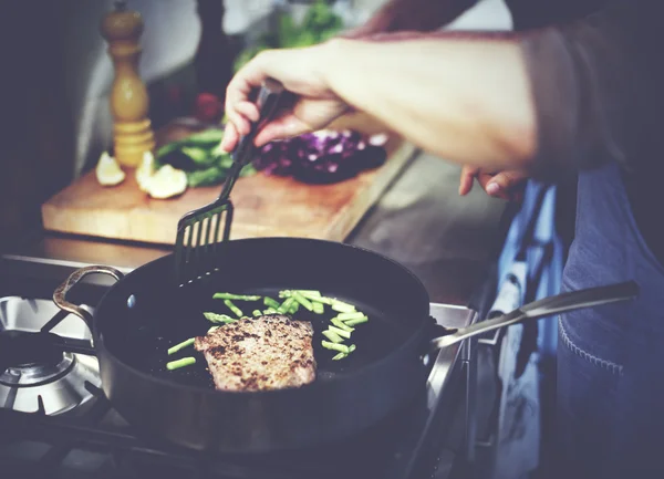 Dona de casa Cozinhar Bife grelhado — Fotografia de Stock