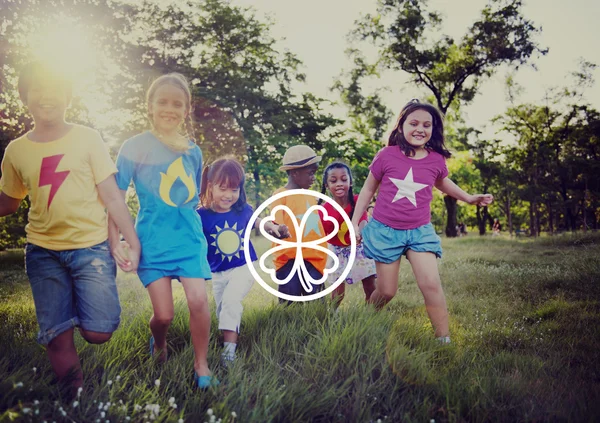 Kinderen die buiten spelen — Stockfoto