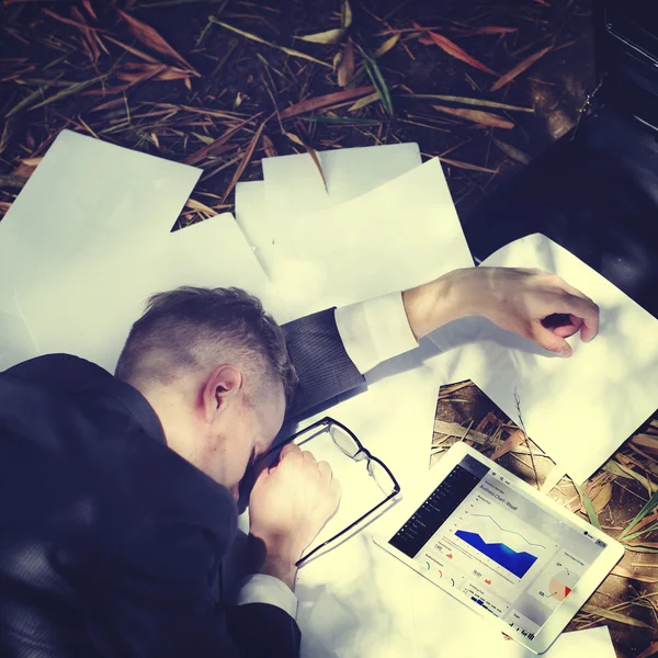 Empresário dormindo ao ar livre — Fotografia de Stock