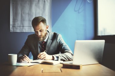 Ofiste çalışan adam.