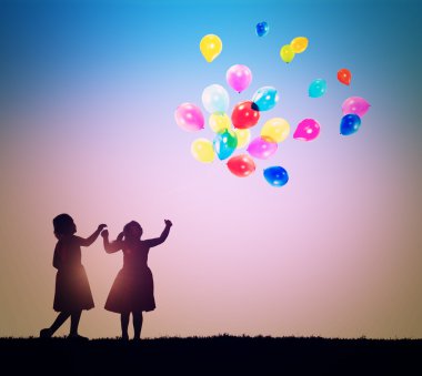 Balonlar ile birlikte oynayan çocuklar