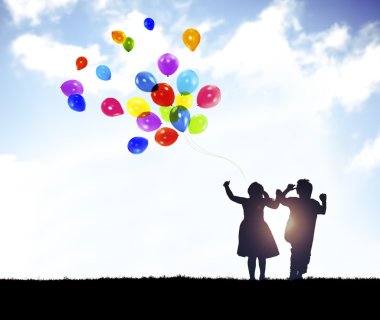 Balonlar ile birlikte oynayan çocuklar