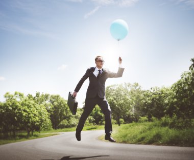 Balon ile neşeli işadamı