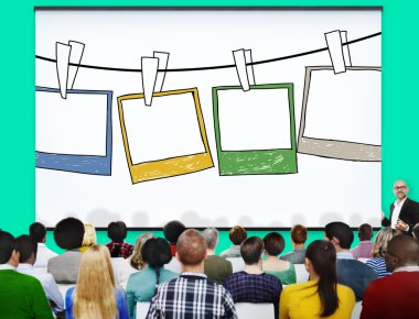 İnsanlar seminer ve resim çerçeveleri