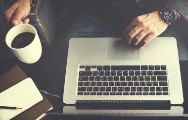 laptop çalışma iş adamı