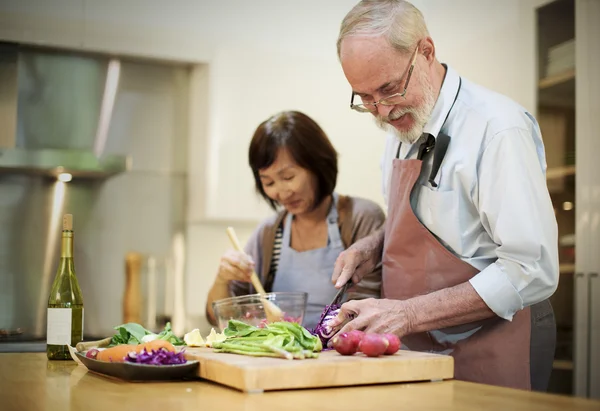 Cocina en pareja en la cocina — Foto de Stock