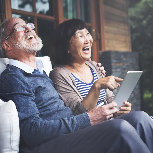 Äldre par med digital tablet — Stockfoto