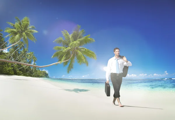 Man in suit walking at beach — Stock Photo, Image