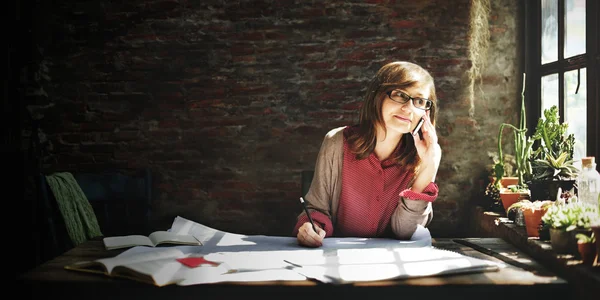 Bizneswoman pracująca w biurze — Zdjęcie stockowe