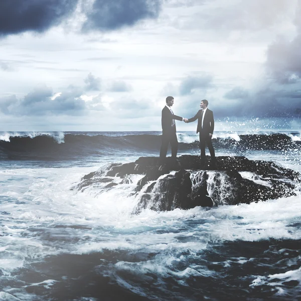 Empresários apertando as mãos — Fotografia de Stock