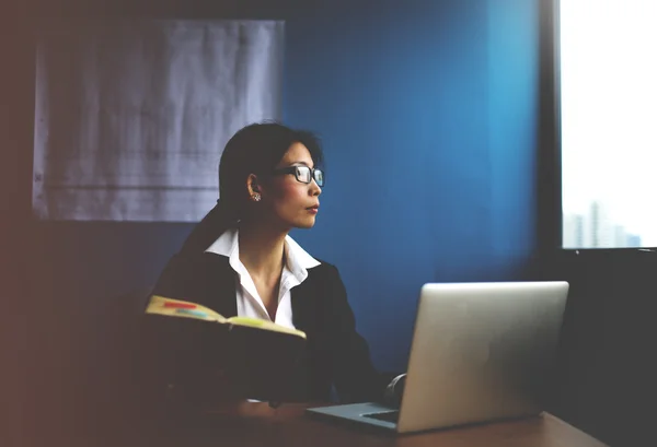 Businesswoman Working at office — Stock Photo, Image