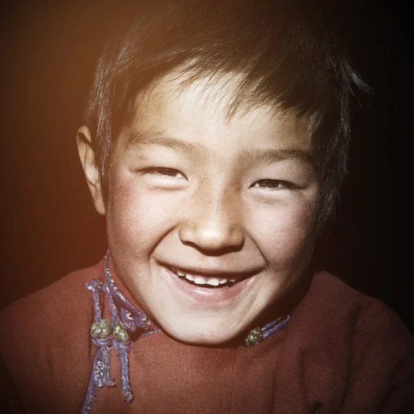 Улыбающийся азиатский мальчик — стоковое фото